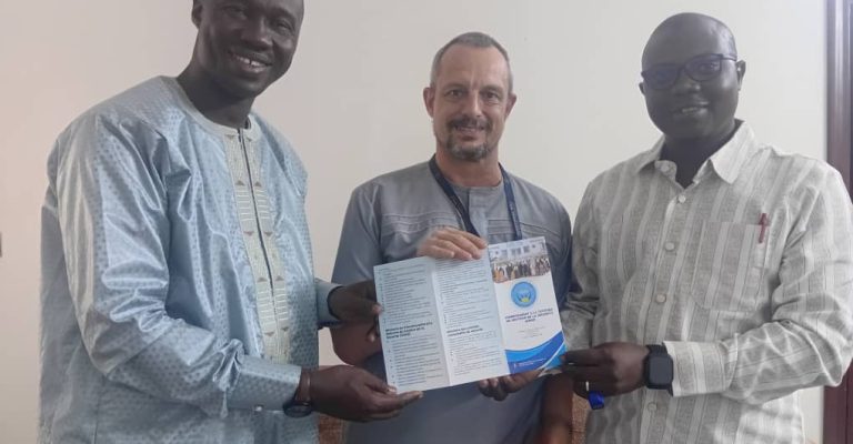 REMISE DE DEPLIANTS PAR EUCAP SAHEL Mali